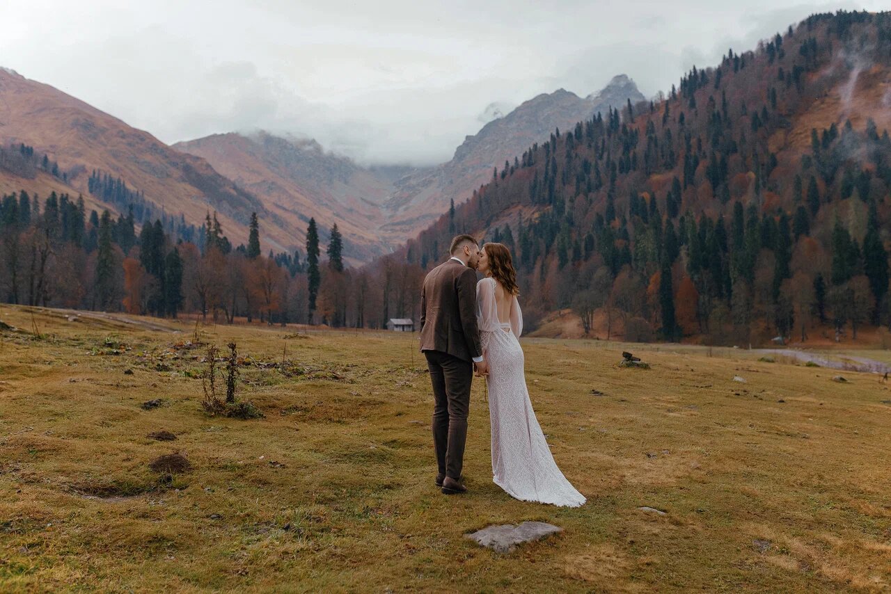 Фотосессия для двоих в осенней долине